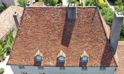 Démoussage de la toiture par drone du Château de Villars-Fontaine
