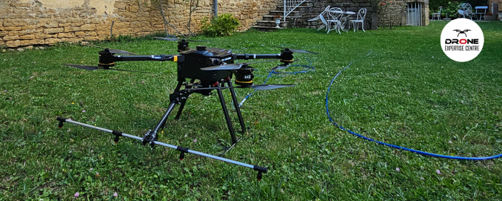 Drone équipé d'une perche de pulvérisation pour le démoussage de toiture